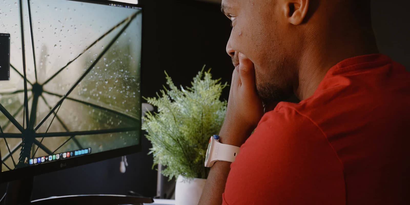 Un profesional estudiando información en un monitor grande antes de tomar una decisión
